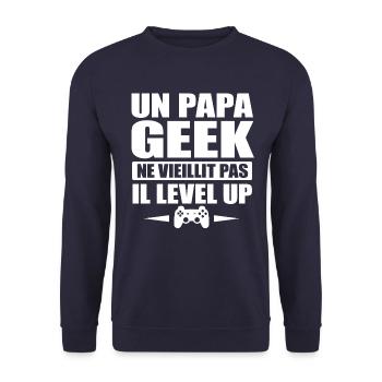 UN PAPA GEEK NE VIEILLIT PAS - Sweat-shirt Unisexe - marine - Devant - Alina (178cm) & Michal (187cm)