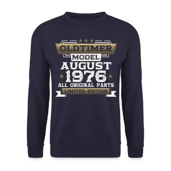 47th Birthday Man Oldtimer August Year 1976 - Unisex Sweatshirt - navy - Front - Alina (178cm) & Michal (187cm)