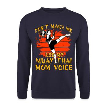 Zwinge mich nicht, meine Muay Thai Mom Stimme zu benutzen - Unisex Pullover - Navy - Vorne - Alina (178cm) & Michal (187cm)