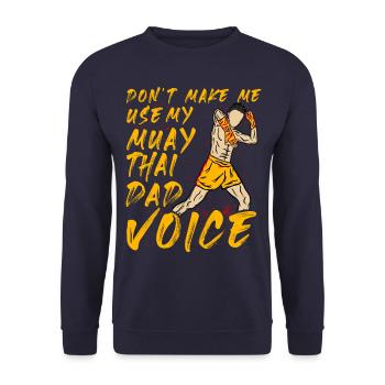 Zwinge mich nicht, meine Muay Thai Dad Stimme zu benutzen - Unisex Pullover - Navy - Vorne - Alina (178cm) & Michal (187cm)