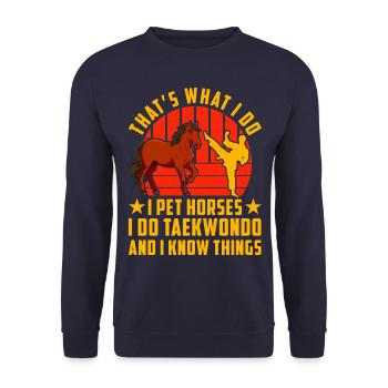 C’est ce que je fais, je caresse les chevaux, je fais du taekwondo et je - Sweat-shirt Unisexe - marine - Devant - Alina (178cm) & Michal (187cm)