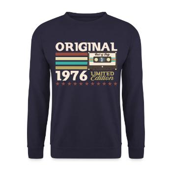 48. Geburtstag Kassette Juli 1976 Jahrgang 1976 - Unisex Pullover - Navy - Vorne - Alina (178cm) & Michal (187cm)