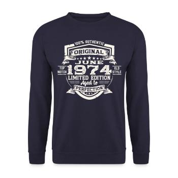49e anniversaire Juin Millésime 1974 Bouclier Original - Sweat-shirt Unisexe - marine - Devant - Alina (178cm) & Michal (187cm)