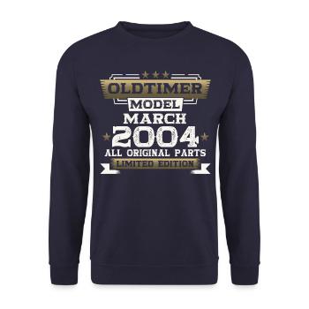 20. Geburtstag Oldtimer März Jahrgang 2004 - Unisex Pullover - Navy - Vorne - Alina (178cm) & Michal (187cm)