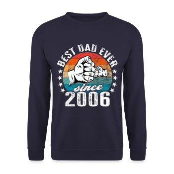 Bester Papa der Welt seit 2006 Kapitän - Unisex Pullover - Navy - Vorne - Alina (178cm) & Michal (187cm)