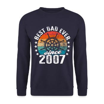 Bester Papa der Welt seit 2007 Kapitän - Unisex Pullover - Navy - Vorne - Alina (178cm) & Michal (187cm)