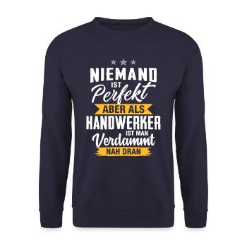 Niemand ist perfekt Handwerker nah dran - Unisex Pullover - Navy - Vorne - Alina (178cm) & Michal (187cm)