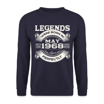 55e anniversaire Homme May né en 1968 Légendaire - Sweat-shirt Unisexe - marine - Devant - Alina (178cm) & Michal (187cm)