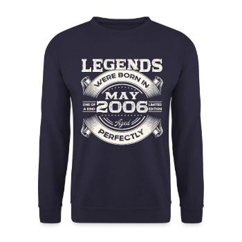 17th Birthday Man May Vintage 2006 Legendary - Unisex Sweatshirt - navy - Front - Alina (178cm) & Michal (187cm)