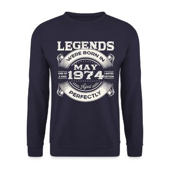 49e anniversaire Homme May né en 1974 Légendaire - Sweat-shirt Unisexe - marine - Devant - Alina (178cm) & Michal (187cm)