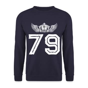 79 Zahl Krone - Unisex Pullover - Navy - Vorne - Alina (178cm) & Michal (187cm)