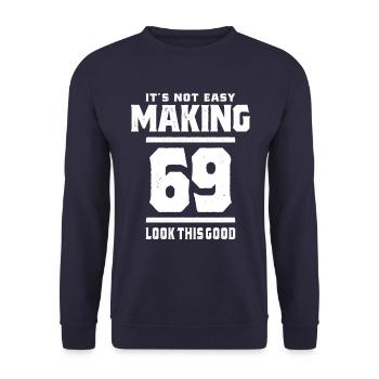 69 Jahre alt - 69. Geburtstag lustiges Geschenk - Unisex Pullover - Navy - Vorne - Alina (178cm) & Michal (187cm)
