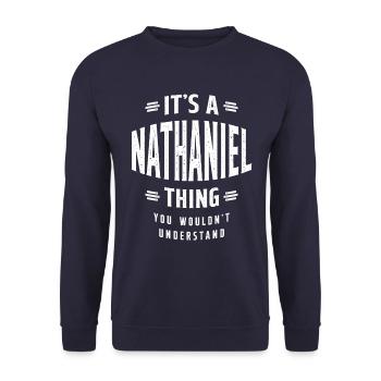Es ist ein personalisierter Name von Nathaniel Thing - Unisex Pullover - Navy - Vorne - Alina (178cm) & Michal (187cm)