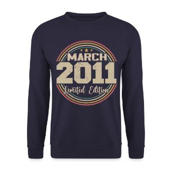 Awesome seit März 2011 Geburtstag 2011 Geschenk - Unisex Pullover - Navy - Vorne - Alina (178cm) & Michal (187cm)