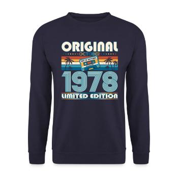 45. Geburtstag Retro Kassette Best of Oktober 1978 - Unisex Pullover - Navy - Vorne - Alina (178cm) & Michal (187cm)