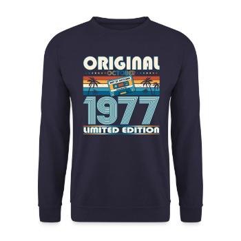 46. Geburtstag Retro Kassette Best of Oktober 1977 - Unisex Pullover - Navy - Vorne - Alina (178cm) & Michal (187cm)