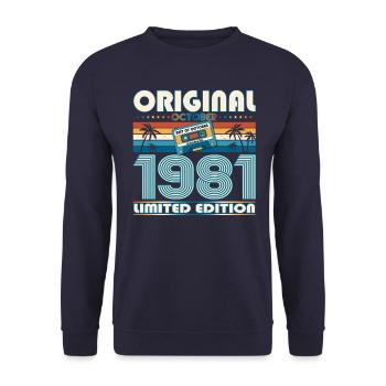 42nd Birthday Retro Cassette Best of Octobre 1981 - Sweat-shirt Unisexe - marine - Devant - Alina (178cm) & Michal (187cm)