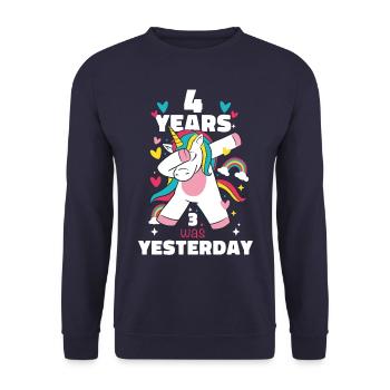 Cadeau 4 ans anniversaire garçon ou fille - Sweat-shirt Unisexe - marine - Devant - Alina (178cm) & Michal (187cm)