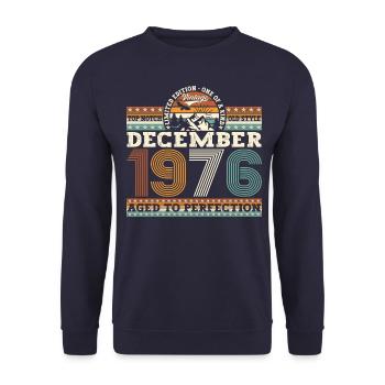 Décembre Né en 1976 Cadeau de 46e anniversaire - Sweat-shirt Unisexe - marine - Devant - Alina (178cm) & Michal (187cm)