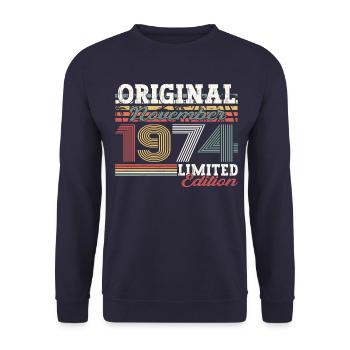 Original November 1974 48. Geburtstag Geschenk - Unisex Pullover - Navy - Vorne - Alina (178cm) & Michal (187cm)