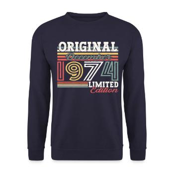 Décembre Né en 1974 Cadeau de 48e anniversaire - Sweat-shirt Unisexe - marine - Devant - Alina (178cm) & Michal (187cm)