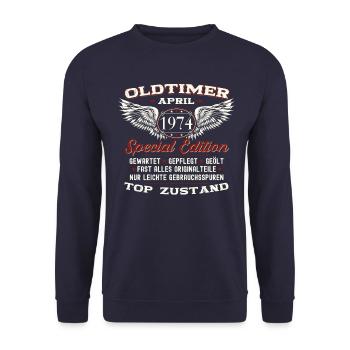 49. Geburtstag Mann April Jahrgang 1974 Oldtimer - Unisex Pullover - Navy - Vorne - Alina (178cm) & Michal (187cm)