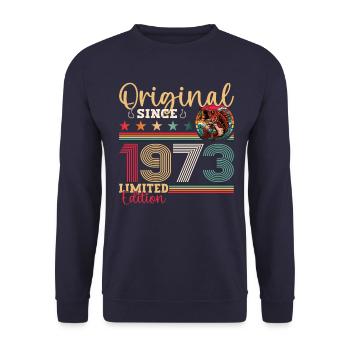 50. Geburtstag Mann Angler Angeln Jahrgang 1973 - Unisex Pullover - Navy - Vorne - Alina (178cm) & Michal (187cm)