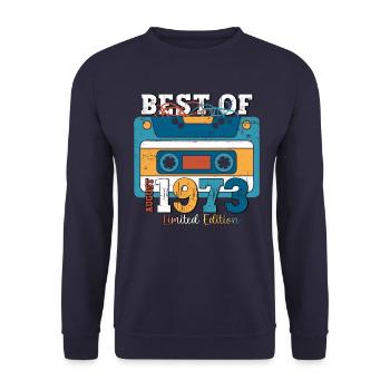 50. Geburtstag Mann August Jahrgang 1973 Kassette - Unisex Pullover - Navy - Vorne - Alina (178cm) & Michal (187cm)