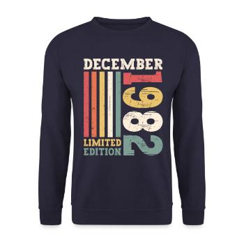 Décembre Né en 1982 Cadeau de 40e anniversaire - Sweat-shirt Unisexe - marine - Devant - Alina (178cm) & Michal (187cm)