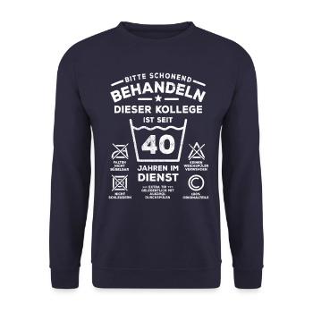 40 Jahre Dienst - Schonend behandeln - Kollege - Unisex Pullover - Navy - Vorne - Alina (178cm) & Michal (187cm)