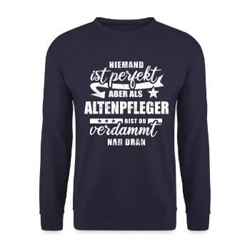Niemand ist perfekt - Altenpfleger - Spruch - Unisex Pullover - Navy - Vorne - Alina (178cm) & Michal (187cm)