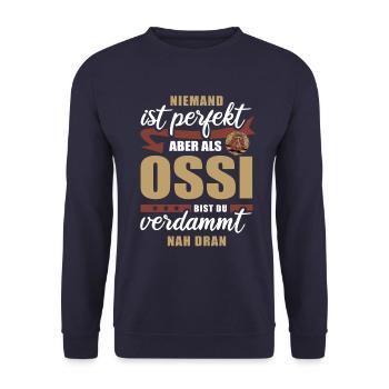 Niemand ist perfekt - Ossi - Spruch - Unisex Pullover - Navy - Vorne - Alina (178cm) & Michal (187cm)