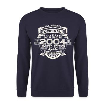 20. Geburtstag Mann Original März Jahrgang 2004 - Unisex Pullover - Navy - Vorne - Alina (178cm) & Michal (187cm)