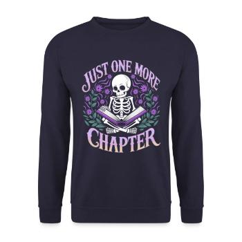 Just One More Chapter – Lesesucht Skelett Design - Unisex Pullover - Navy - Vorne - Alina (178cm) & Michal (187cm)