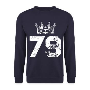 79 Zahl Krone - Unisex Pullover - Navy - Vorne - Alina (178cm) & Michal (187cm)