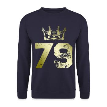 79 Zahl Krone - Unisex Pullover - Navy - Vorne - Alina (178cm) & Michal (187cm)