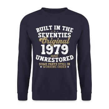 Built in the seventies 1979 44. Geburtstag Herren - Unisex Pullover - Navy - Vorne - Alina (178cm) & Michal (187cm)