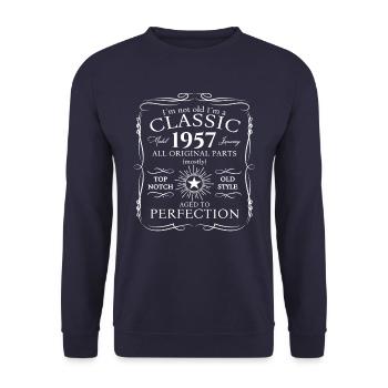 Né en 1957 Janvier 66e anniversaire Homme cadeau - Sweat-shirt Unisexe - marine - Devant - Alina (178cm) & Michal (187cm)