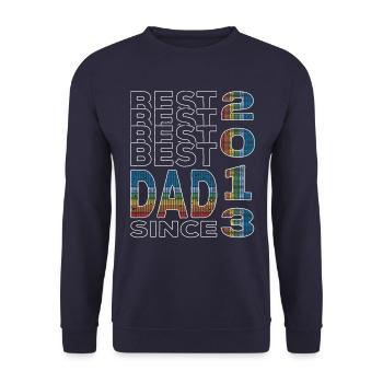 Bester Papa der Welt seit 2013 Vatertag Geburtstag - Unisex Pullover - Navy - Vorne - Alina (178cm) & Michal (187cm)
