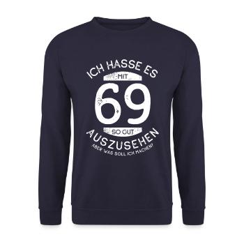 Ich hasse es mit 69 so gut auszusehen - Spruch - Unisex Pullover - Navy - Vorne - Alina (178cm) & Michal (187cm)