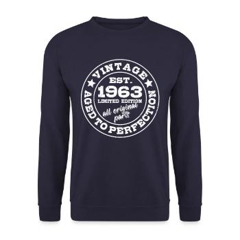 Vintage 1963 Limited Edition - Aged to Perfection - Unisex Pullover - Navy - Vorne - Alina (178cm) & Michal (187cm)