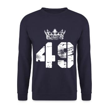 49 Zahl Krone - Unisex Pullover - Navy - Vorne - Alina (178cm) & Michal (187cm)