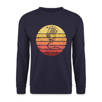 Podcast Vintage Mikrofon Retro Sunset Podcaster - Unisex Pullover - Navy - Vorne - Alina (178cm) & Michal (187cm)