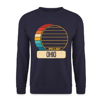 Éclipse solaire totale Ohio 28 avril 2024 Éclipse solaire - Sweat-shirt Unisexe - marine - Devant - Alina (178cm) & Michal (187cm)