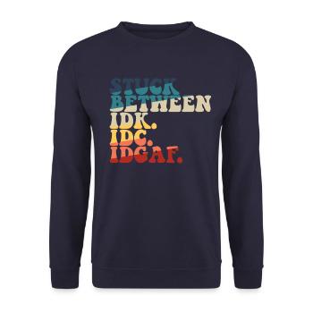 Steckt zwischen IDK IDC IDGAF fest - Unisex Pullover - Navy - Vorne - Alina (178cm) & Michal (187cm)
