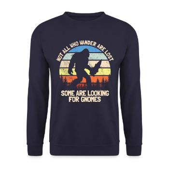 Nicht alle, die wandern, sind verlorene Gartenzwer - Unisex Pullover - Navy - Vorne - Alina (178cm) & Michal (187cm)