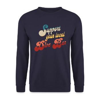 Unterstützen Sie Ihre lokale Kneipe. Lustige Retro - Unisex Pullover - Navy - Vorne - Alina (178cm) & Michal (187cm)