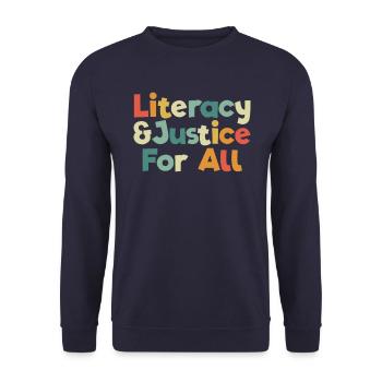 Alphabetisierung und Gerechtigkeit für alle Bücher - Unisex Pullover - Navy - Vorne - Alina (178cm) & Michal (187cm)