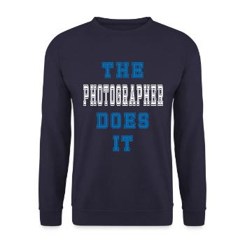 The Fotograf does it Fotgraf Geschenk - Unisex Pullover - Navy - Vorne - Alina (178cm) & Michal (187cm)