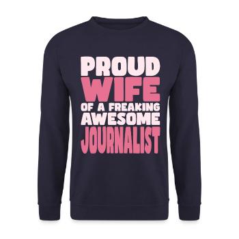 Stolze Ehefrau Eines Verdammt Guten Journalists - Unisex Pullover - Navy - Vorne - Alina (178cm) & Michal (187cm)